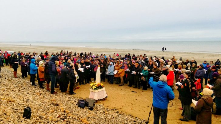 Over 30,000 join in coastal Rosary for pro-life miracle