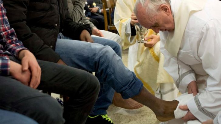 Pope Francis washes feet of a dozen prisoners in Rome