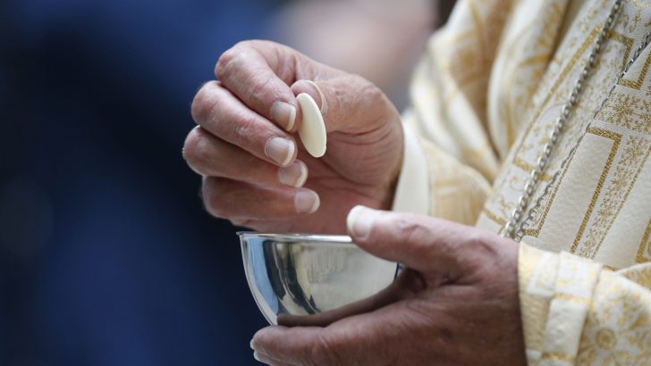 Parish in dialogue with gardaí after Communion distribution halted