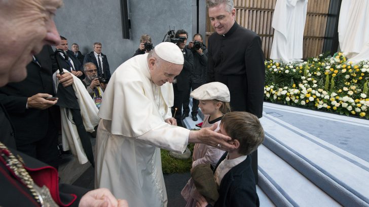 Make ‘time and space’ for family prayer, urges Francis