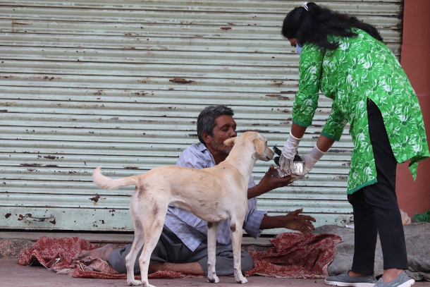 Indian Church group feeds destitute during lockdown