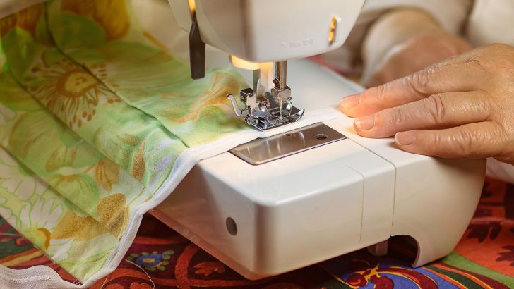 Seamstresses unite to make masks for the vulnerable 