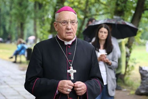 Catholic archbishop prays outside of prison for detained Belarusian protestors