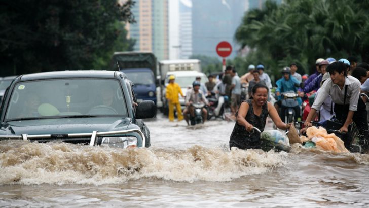 Vietnam dioceses battle to aid thousands of flood victims