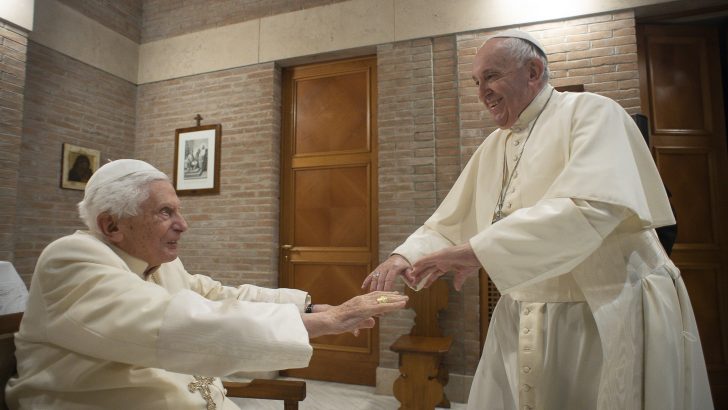 Pope Francis and Pope Benedict XVI receive first dose of the Covid vaccine