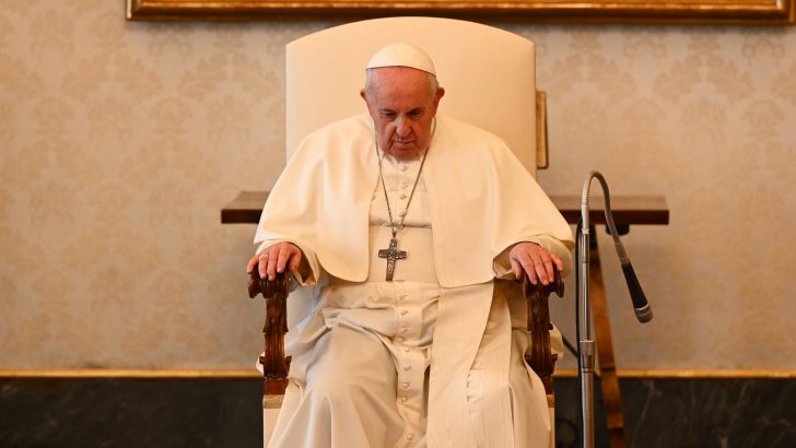 Pope: Christ’s cross a beacon of hope in stormy seas