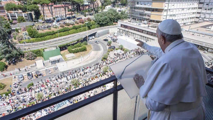 Hundreds gather outside hospital to greet recovering Pope