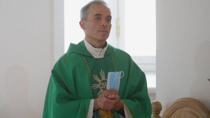 Priest’s unexplained expulsion from Russia fuels fears for foreign clergy