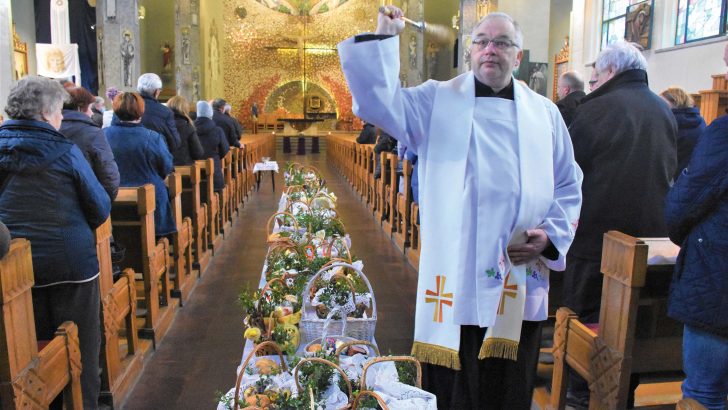 Religious in Poland offer Easter light to Ukrainian refugees