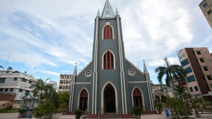 Burmese soldiers invade cathedral and detain archbishop