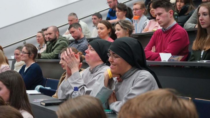 Young Catholics learn to trust God with Mary at youth conference