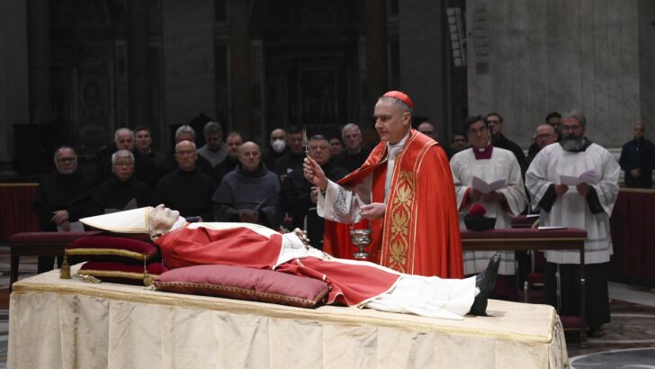 Pope Benedict solemnly carried to St Peter’s Basilica