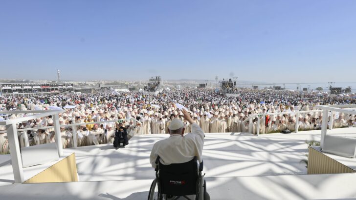 Pope in plea for youth to change the world