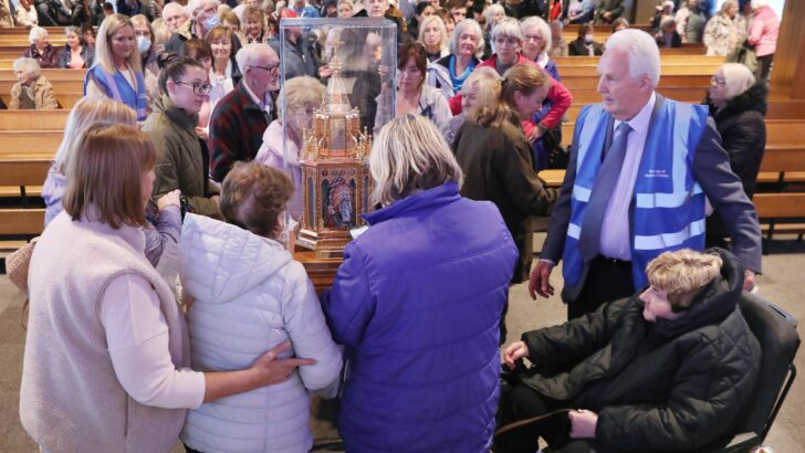 2000 school children venerate St Bernadette’s relics